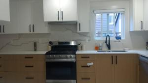 Cozy Room Near Downtown Vancouver, Science World, Skytrain, Cafes, Fast Wifi, Free Parking