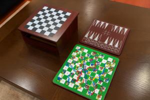 Cozy & Spacious 4BR Orangeville Home with Free Parking, Laundry & Patio! 10 Min Walk to Headwaters Hospital, 5 Min Drive to Mount Alverno! Ideal for Medical Stay, Family Travel & Work Trips!