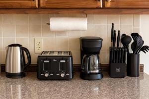 Cozy & Spacious 4BR Orangeville Home with Free Parking, Laundry & Patio! 10 Min Walk to Headwaters Hospital, 5 Min Drive to Mount Alverno! Ideal for Medical Stay, Family Travel & Work Trips!