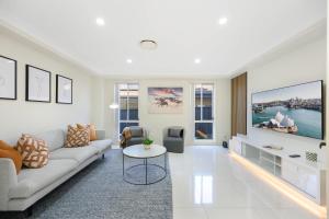6BR House & Gym Walk to Moorebank Train Station