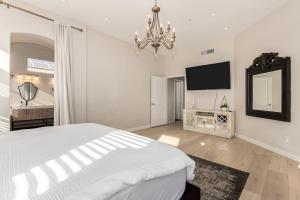 Heart of Scottsdale PoolHot Tub Theatre Room!