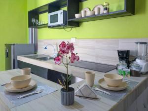 One Bedroom Apartment with Memory Foam Bed Near the Beach with Fast WiFi 1B