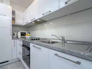 One Bedroom Apartment with Terrace and Sea View 4