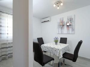 One Bedroom Apartment with Terrace and Sea View 4