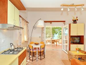 Studio Apartment with Balcony and Sea View Jelsa