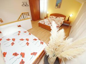 Studio Apartment with Balcony and Sea View Jelsa