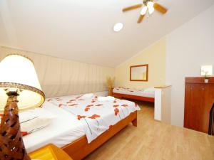 Studio Apartment with Balcony and Sea View Jelsa