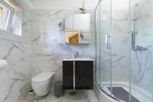 Three Bedroom Holiday Home with Pool