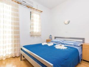 Two Bedroom Holiday Home with Sea View