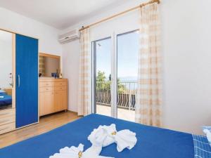 Two Bedroom Holiday Home with Sea View