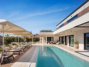 Luxury Villa with heated infinity pool and sauna 