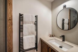 Luxury Chalet Black Mountain - 4BR, Sleeps 10, Fireplace, Mountain Views & Garden - Megève