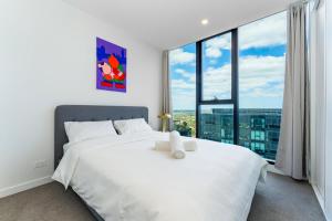 Spacious 4BR penthouse in Box Hill Free Parking x 2