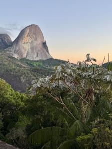 Apto completo no Vista Azul - Varanda com vista da Pedra Azul