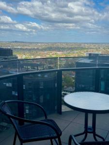 Spacious 4BR penthouse in Box Hill Free Parking x 2
