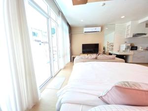 The beach bangsaen condo daily room Poolside