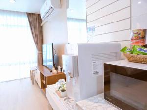 The beach bangsaen condo daily room Poolside