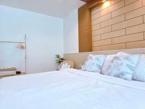 The beach bangsaen condo daily room Poolside