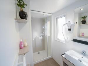 Mobil home 36m² avec terrasse - 6 personnes, 3 chambres - API-1-52-530