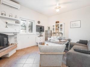 One Bedroom House with Terrace and Pool