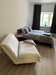 Erdgeschoss-Wohnung mit 2 Schlafzimmern, Balkon und Parkplatz