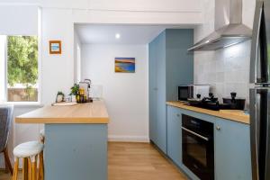 Relaxed Coastal Getaway Steps to Urangan Beach