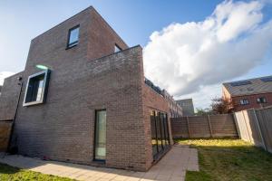 Luxury Deluxe Favoured Home - 4 bedrooms - 10 Guests - Private Parking - Contractors Welcome