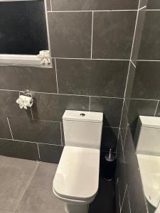 Cosy 4 bedroom in borehamwood with 3 parking