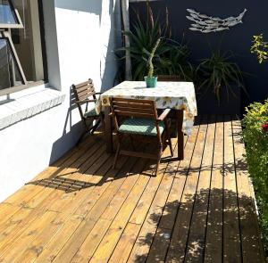 Tranquil hideaway with a private deck