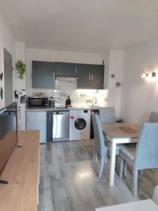 Cosy appartement dans une villa avec piscine, proche du centre et de la mer