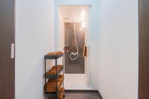 十三駅近く 下町風情の残る商店街沿いのお部屋 京都や新大阪駅へアクセス良好 8ベッド 2バスルーム 2トイレ