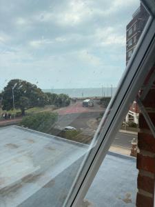 By-the-Beach, Sea view 2 bedroom Loft Apartment & Free Parking