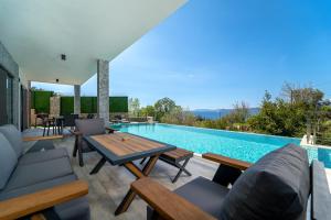 Holiday villa with sea view and heated pool Villa Mariposa