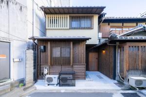 京都駅前の貸切京町屋 霞秀草庵 庭園と露天風呂で旅の疲れを癒す 3寝室 5ベッド 2バスルーム