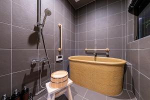 京都駅前の貸切京町屋 霞秀草庵 庭園と露天風呂で旅の疲れを癒す 3寝室 5ベッド 2バスルーム