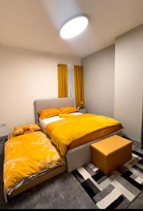 Stylish and colourful home in Stoke-on-Trent with free parking