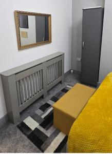 Stylish and colourful home in Stoke-on-Trent with free parking