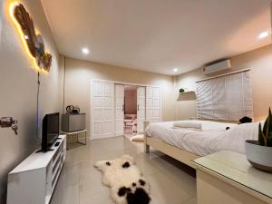 Comfy lakeside apartment