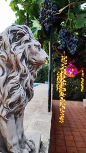 Refugio madera estilo árabe con estatuas, estanques y un pequeño zoo