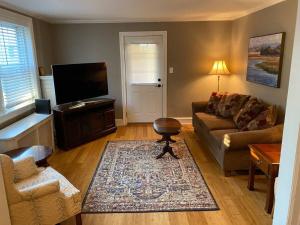 Bryn Mawr Spacious Grnd Floor Apt Free Parking