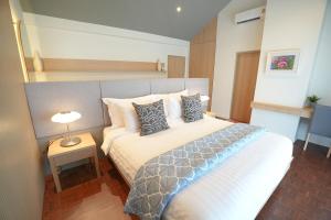 B89 3BR Hillside Seaview Escape