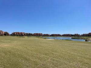 BEL APPARTEMENT REZ De CHAUSSEE AVEC DOUBLE TERRASSE FACE AU LAC ET AU GOLF