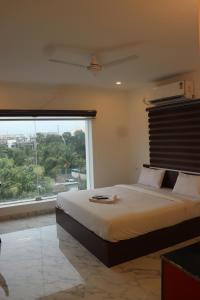 Hotel Rhythms Chennai near TradeCentre,Miot,DLF,L&T