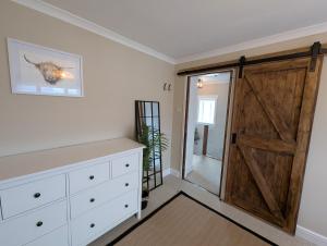 Newly Refurbished 3 Bed House with 2-Sided Wood Burner and Garden in Edinburgh