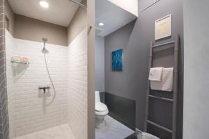 Non Inn Entire Historic 5 Bedroom Riverside Shophouse near ICONSIAM for Families and Groups