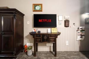 Non Inn Entire Historic 5 Bedroom Riverside Shophouse near ICONSIAM for Families and Groups