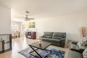 Charming 2 BDR House Close to Beaches & Shopping