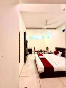Hotel JB Grand Residency Zirakpur Chandigarh # lift #Balcony Rooms # Banquet Hall # Family Rooms