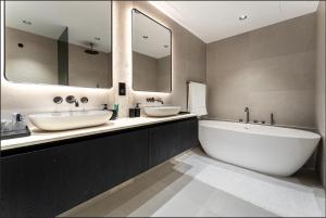 Opera Grand Sky Luxurious 3-Bedroom Apartment in Downtown Dubai with Panoramic Burj Khalifa View