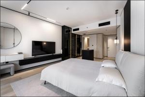 Opera Grand Sky Luxurious 3-Bedroom Apartment in Downtown Dubai with Panoramic Burj Khalifa View